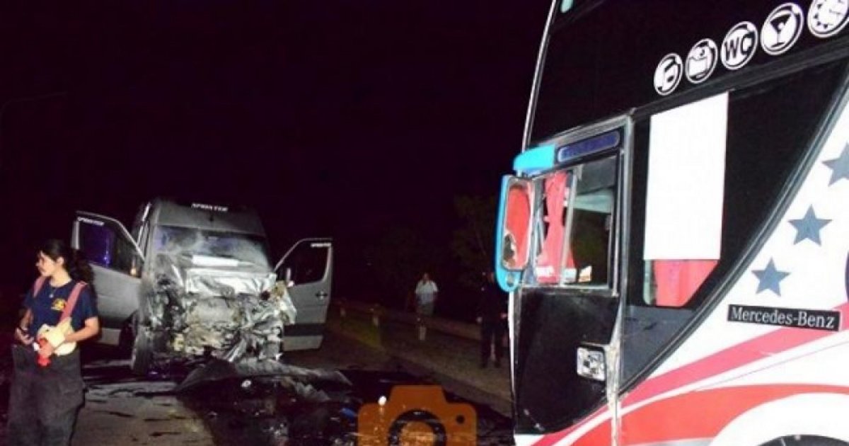 Dos personas murieron en un choque frontal entre un colectivo y una ...