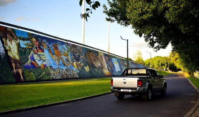 A lo largo de 325 metros, finalizó la restauración del histórico mural de la Correntinidad