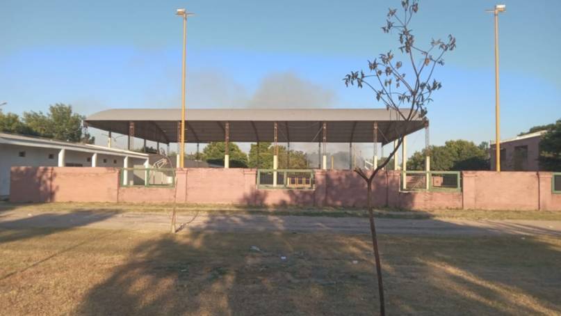 Alerta: reportan un incendio de pastizales al lado de una escuela- Alerta: reportan un incendio de pastizales al lado de una escuela