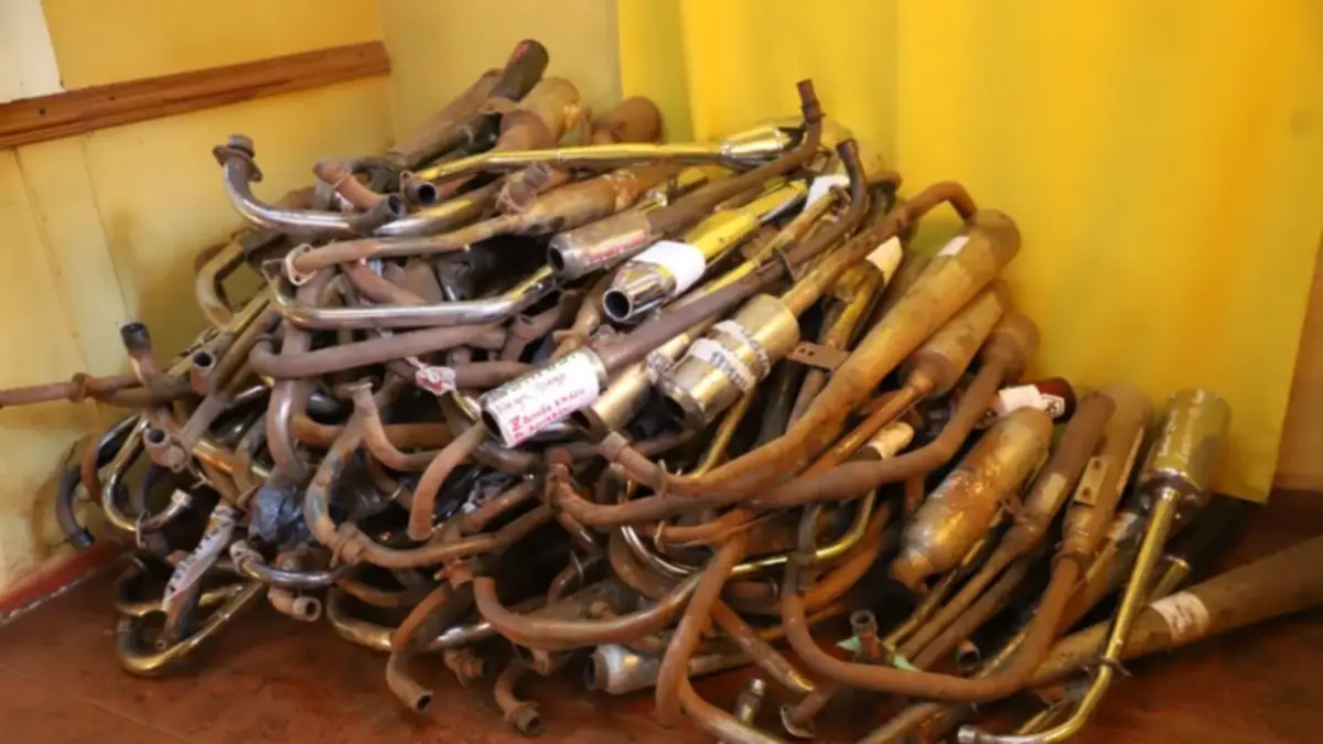 Ruidos molestos: un municipio de Corrientes destruyó una gran cantidad de caños de escape