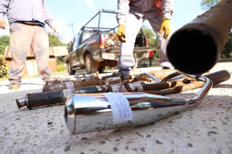 Ruidos molestos: un municipio de Corrientes destruyó una gran cantidad de caños de escape