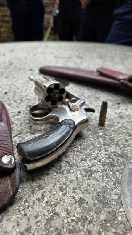 Corrientes: tras un allanamiento secuestraron un revólver y varias armas blancas