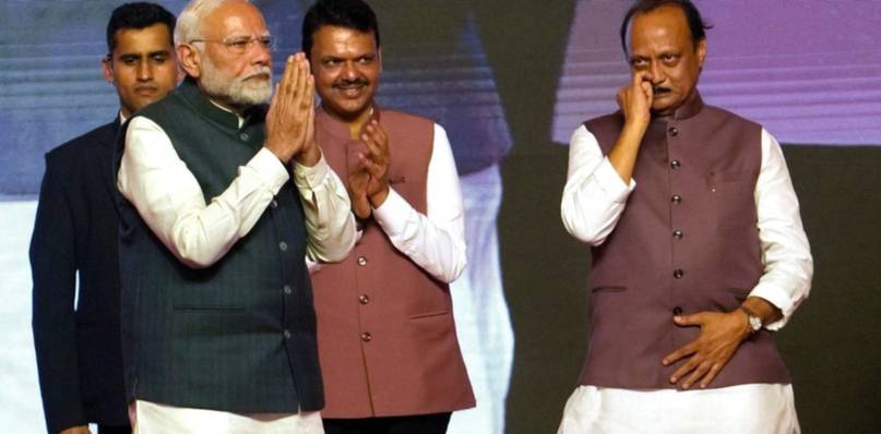 Ajit Pawar (derecha) lideraba un espacio político que formaba parte de la coalición gobernante junto al partido del primer ministro, Narendra Modi (izquierda). 