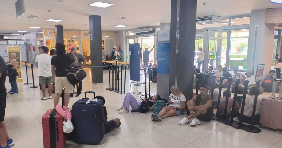 Caos en el aeropuerto de Corrientes: pasajeros varados más de 8 horas ...