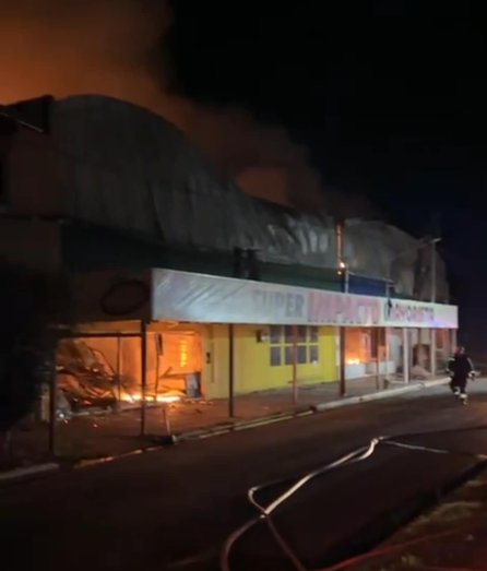 Un incendio consumió por completo un supermercado en Saladas