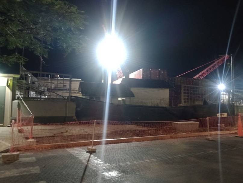 Obras en zona portuaria de Corrientes: derribaron uno de los muros y vallaron el frente 
