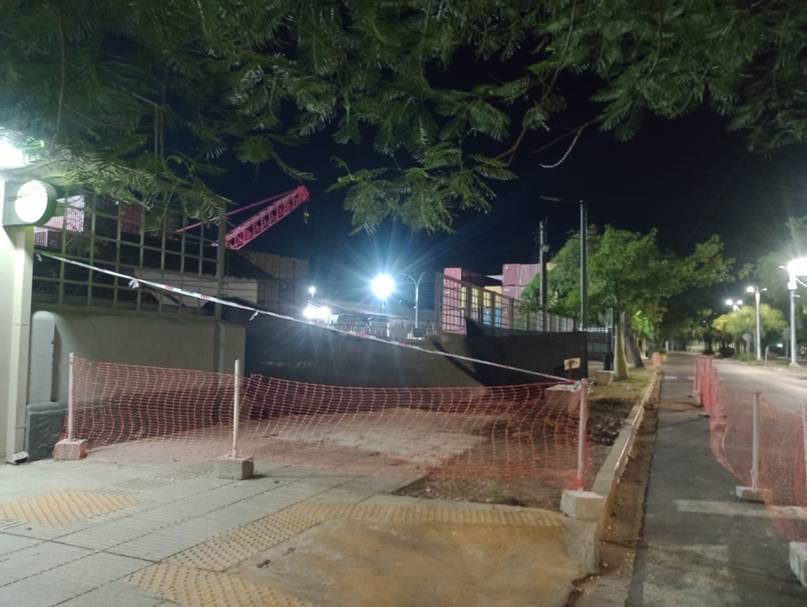 Obras en zona portuaria de Corrientes: derribaron uno de los muros y vallaron el frente 