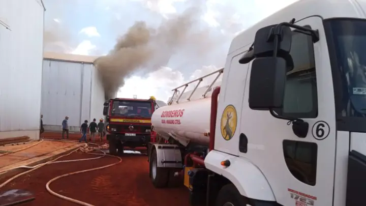 Incendio en Playadito: helicóptero y camiones para intentar controlar el fuego