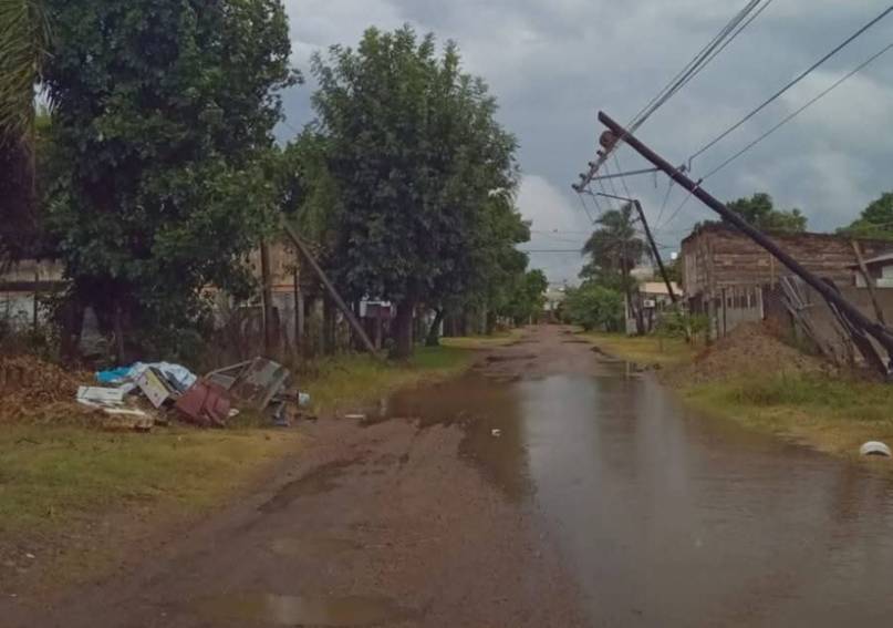 Temporal en Monte Caseros y otras tres localidades dejaron decenas de postes caídos