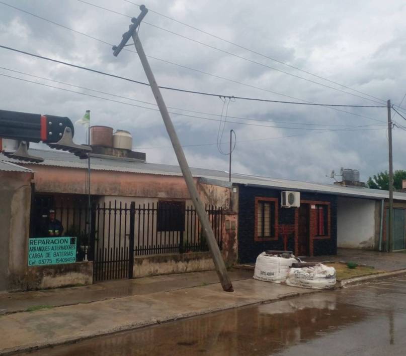 Temporal en Monte Caseros y otras tres localidades dejaron decenas de postes caídos