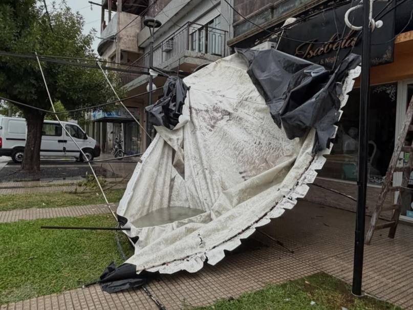 Temporal en Monte Caseros: voló el techo de un club y cayó un árbol en una parroquia