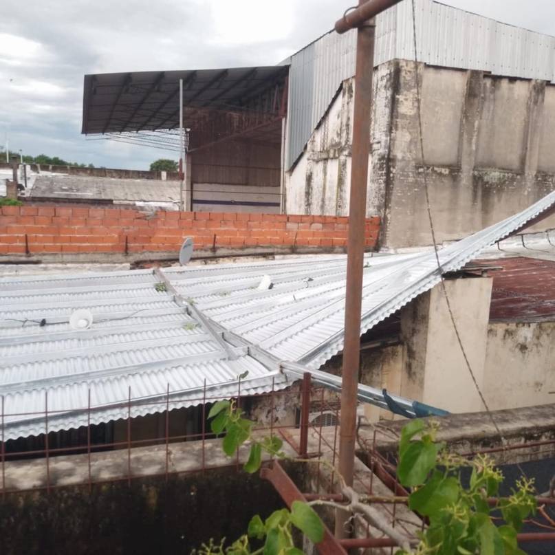 Temporal en Monte Caseros: voló el techo de un club y cayó un árbol en una parroquia