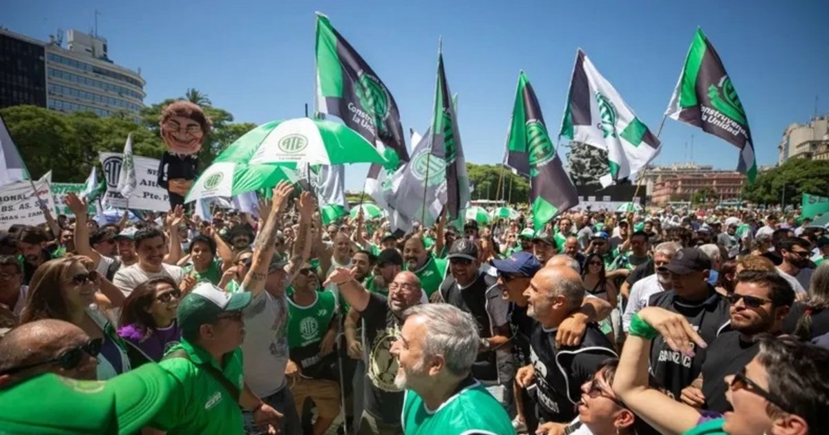 El Gobierno les descontará el día a los empleados estatales que se ...