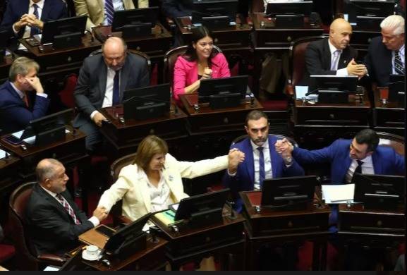 Celebra Milei: son leyes la reforma laboral y la baja de la edad de imputabilidad 