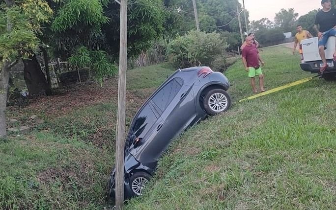 Perdió el control y terminó con su automóvil en una zanja | El Litoral
