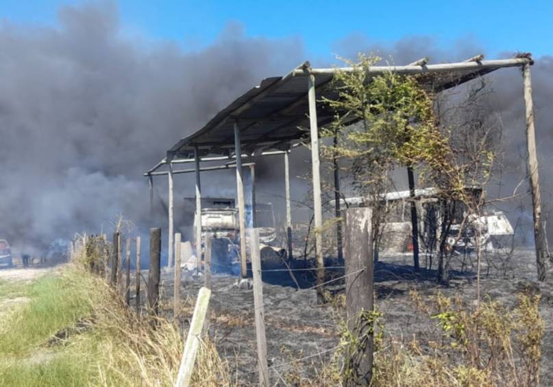 Un incendio en Corrientes destruyó siete colectivos y tres camiones - Un incendio en Corrientes destruyó siete colectivos y tres camiones