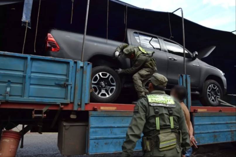 Corrientes: transportaba una camioneta con documentación falsa en un camión 