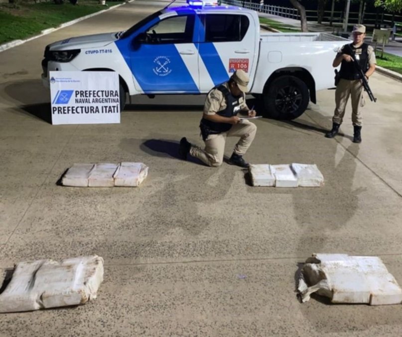 Una lancha cruzó hacia Itatí y arrojó casi 100 kilos de marihuana- Una lancha cruzó hacia Itatí y arrojó casi 100 kilos de marihuana