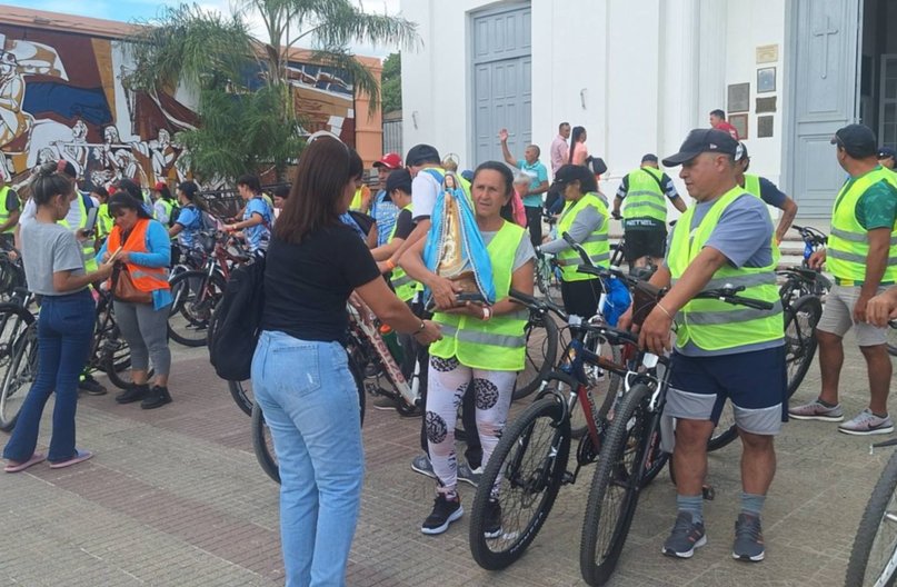 Emotiva llegada de ciclistas de San Luis del Palmar y multitudinario Vía Crucis en Itatí