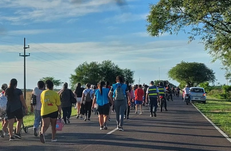 Emotiva llegada de ciclistas de San Luis del Palmar y multitudinario Vía Crucis en Itatí