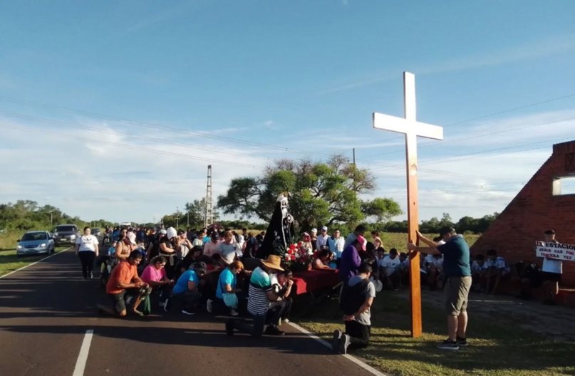 Emotiva llegada de ciclistas de San Luis del Palmar y multitudinario Vía Crucis en Itatí