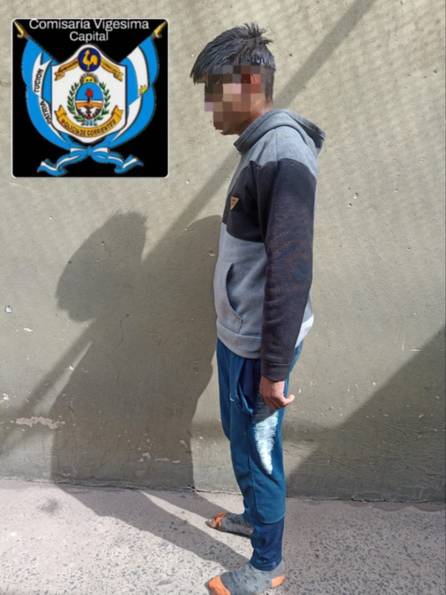 Intentó huir saltando muros pero fue atrapado con elementos de dudosa procedencia