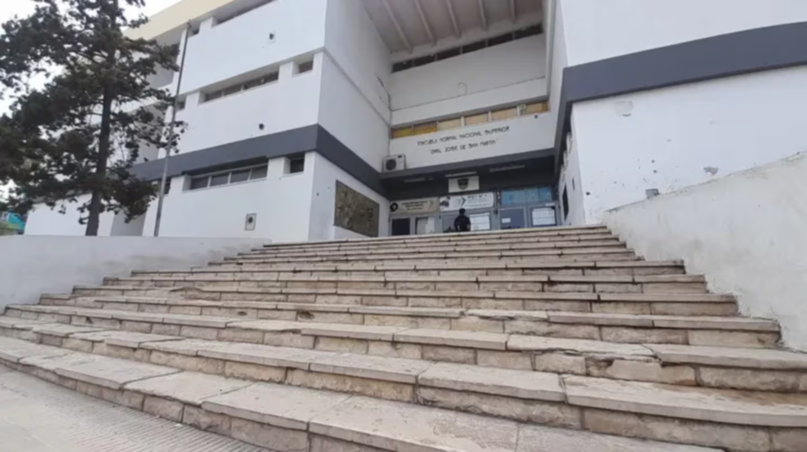 La directora de una escuela fue desfigurada a golpes por una madre y su hija