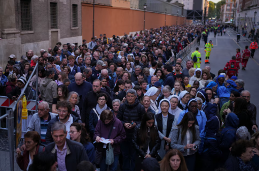Segundo día: miles de fieles despiden al papa Francisco