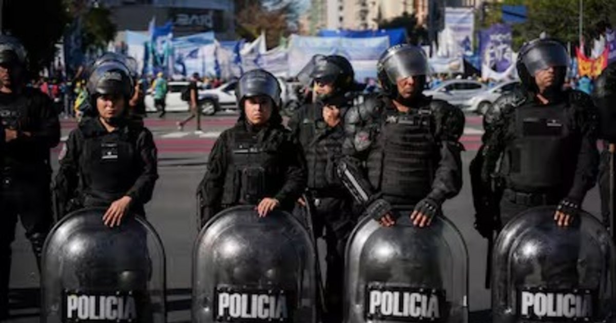 Marcha de la CGT: el Gobierno aplicó el protocolo antipiquetes y retuvo ...