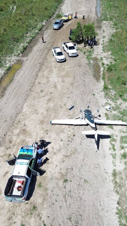 En fotos: así quedó la avioneta que realizó un aterrizaje de emergencia en un campo de Corrientes