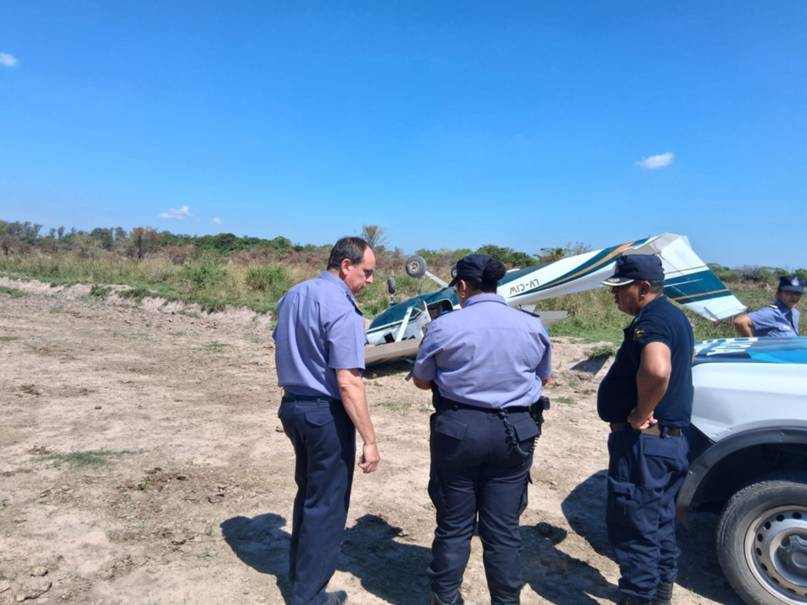 En fotos: así quedó la avioneta que realizó un aterrizaje de emergencia en un campo de Corrientes