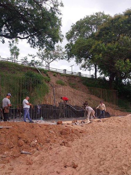Construyen un muro de contención en la Costanera de Corrientes 