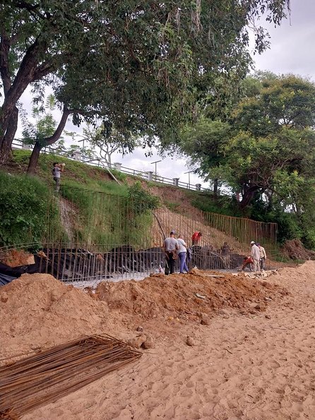 Construyen un muro de contención en la Costanera de Corrientes 