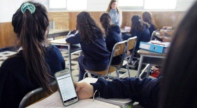 Qué dijo la ministra de Educación de Corrientes sobre la prohibición de celulares en las escuelas