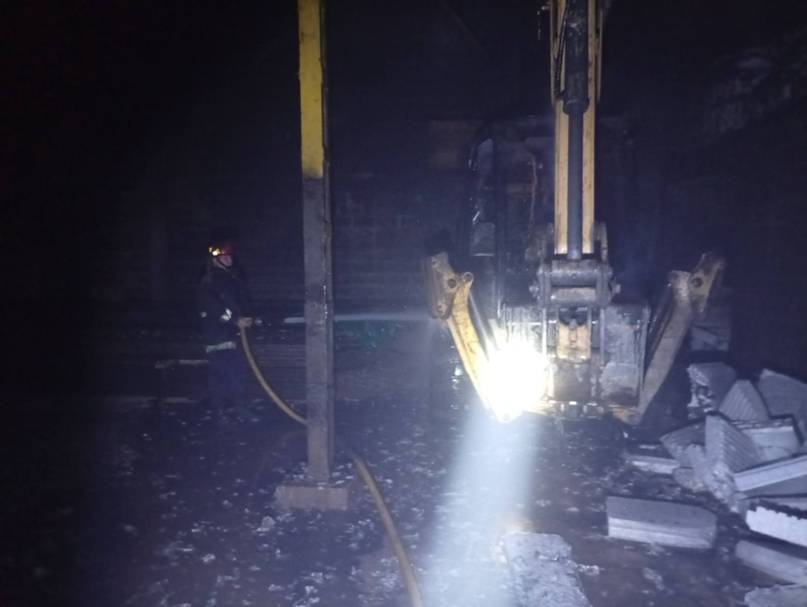 Corrientes: bomberos sofocaron un incendio en un depósito de vehículos