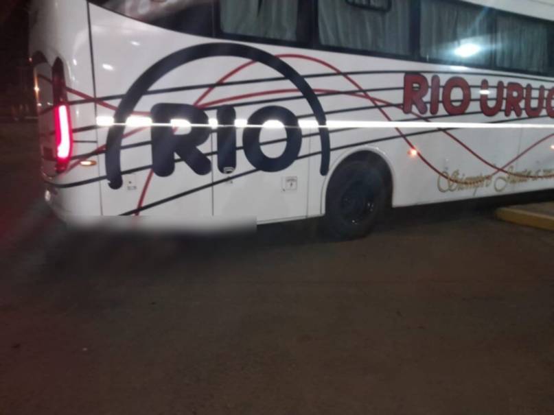 Corrientes: un colectivo llegó a la terminal arrastrando un cuerpo