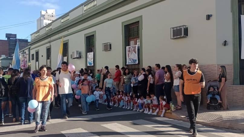 Más de 6200 correntinos llenaron de colores las calles por la Cruz de los Milagros