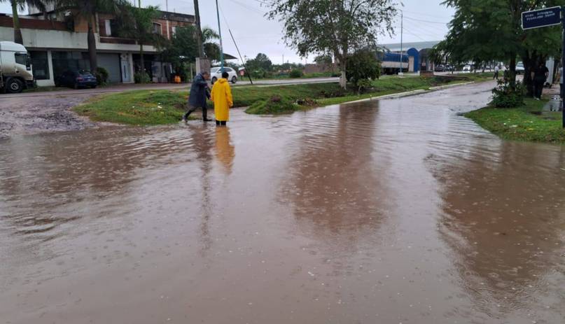 Desbordó el río Santa Lucía y 11 familias debieron dejar sus hogares