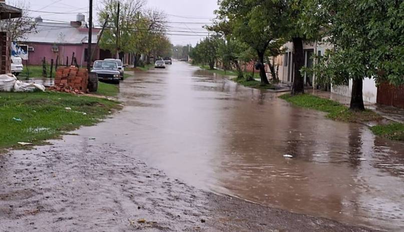 Desbordó el río Santa Lucía y 11 familias debieron dejar sus hogares