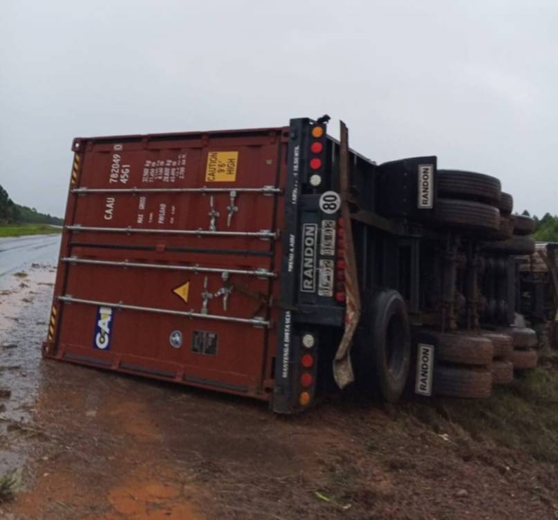 Un camión que llevaba un cargamento de vino volcó sobre la ruta 