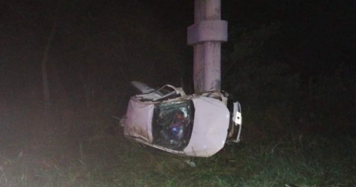 Un hombre murió tras chocar con su auto contra una columna de energía ...