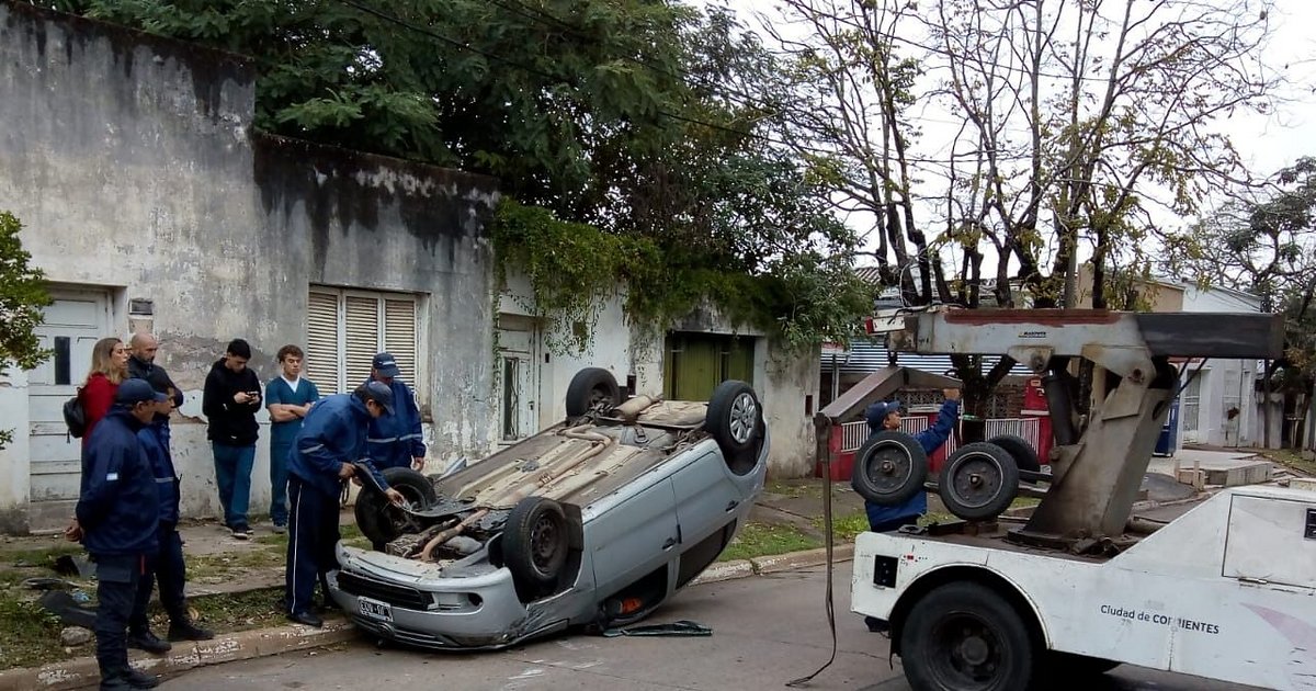 Un auto chocó contra una camioneta estacionada y volcó en plena calle ...