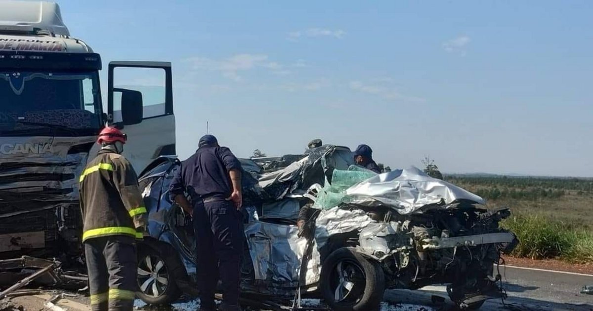 Choque frontal entre un camión y un auto dejó al menos un muerto | El ...