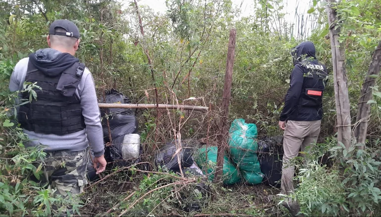 WhatsApp%20Image%202024-06-16%20at%2015.17.44%20(2) HALLARON BULTOS CON MÁS DE 100 KILOS DE MARIHUANA EN UN DOMICILIO EN ITATÍ