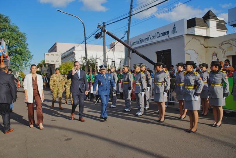 imagen-99306 EN BELLA VISTA, VALDÉS ENCABEZÓ UN DESFILE CÍVICO MILITAR POR SU ANIVERSARIO