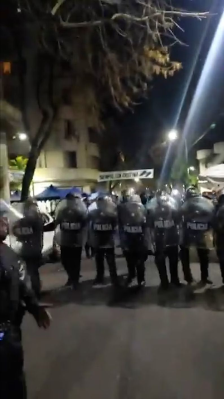 La Policía desalojó a los militantes que acampaban frente a la casa de Cristina Kirchner- La Policía desalojó a los militantes que acampaban frente a la casa de Cristina Kirchner