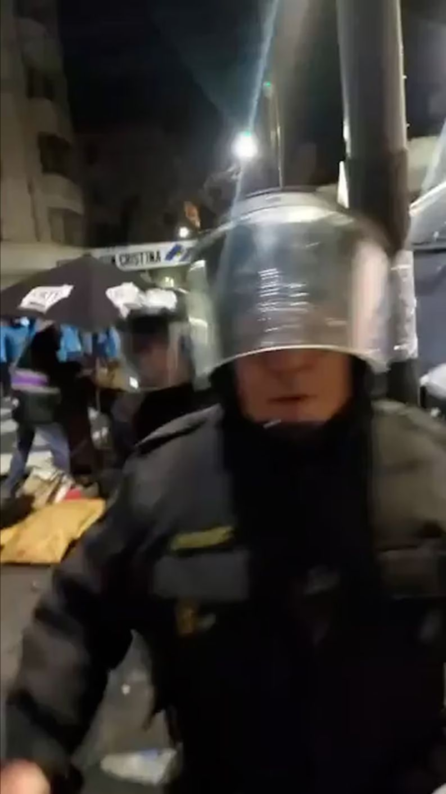La Policía desalojó a los militantes que acampaban frente a la casa de Cristina Kirchner- La Policía desalojó a los militantes que acampaban frente a la casa de Cristina Kirchner