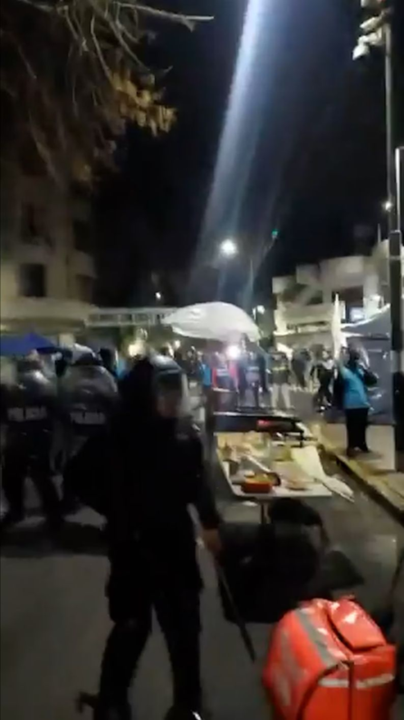 La Policía desalojó a los militantes que acampaban frente a la casa de Cristina Kirchner- La Policía desalojó a los militantes que acampaban frente a la casa de Cristina Kirchner