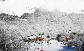 Cerro Castor con nieve hasta la base