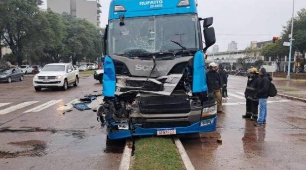 Fuerte choque de tres camiones en la avenida 3 de Abril: uno quedó destrozado